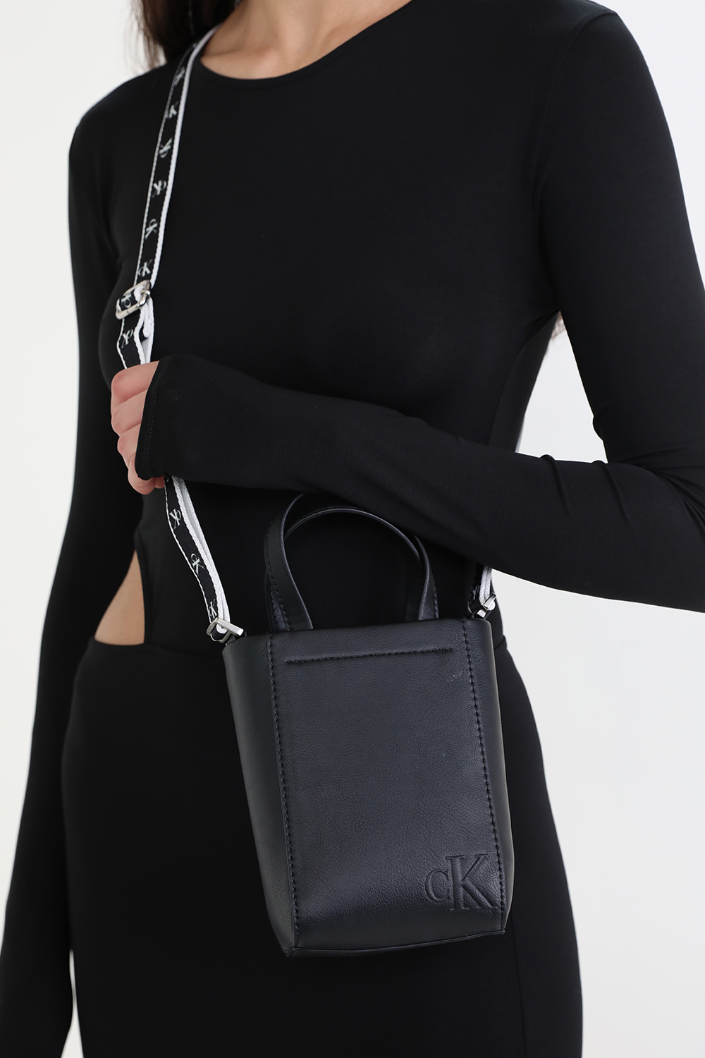 תמונת כל הלוק של תיק נשיאה אולטרה לייט מעור טבעוני